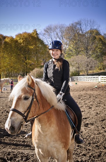 Canada, Ontario, Toronto, Portrait of teenage girl (16-17) riding on horse. 
Photo : Elena Elisseeva