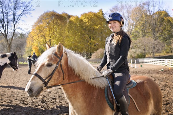 Canada, Ontario, Toronto, Portrait of teenage girl (16-17) riding on horse.
Photo : Elena Elisseeva