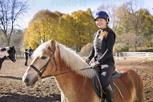 Canada, Ontario, Toronto, Portrait of teenage girl (16-17) riding on horse. 
Photo : Elena Elisseeva