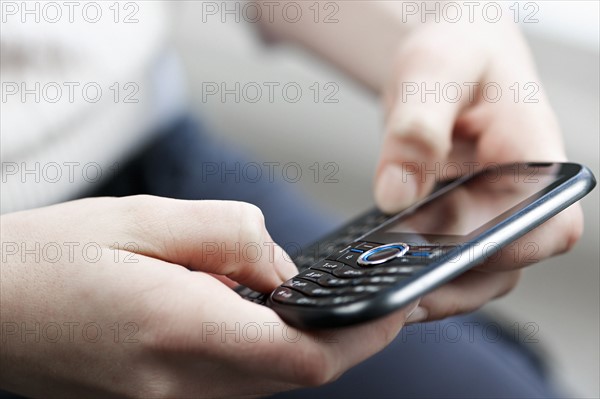 Canada, Ontario, Toronto, Sending text message. 
Photo : Elena Elisseeva