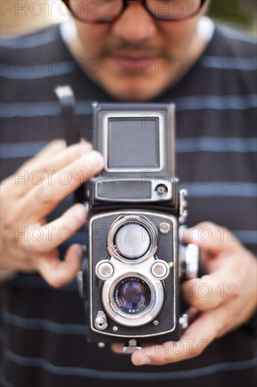 USA, New York State, New York City, Man holding old fashion camera. 
Photo : Jessica Peterson