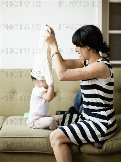 Mother with baby girl (12-17 months). 
Photo : Jessica Peterson