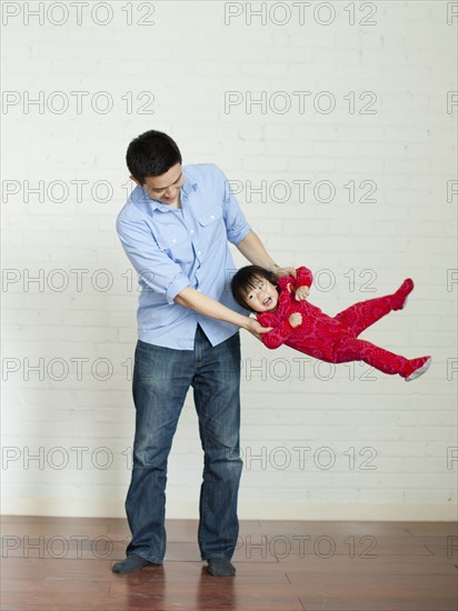 Father playing with baby girl (12-17 months) .
Photo : Jessica Peterson
