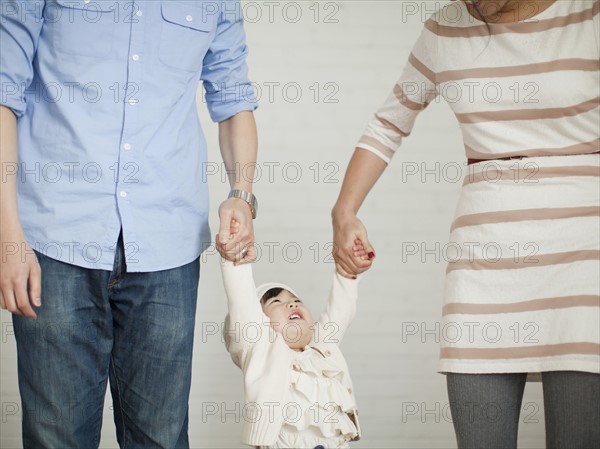 Young parents with baby girl (12-17 months). 
Photo : Jessica Peterson