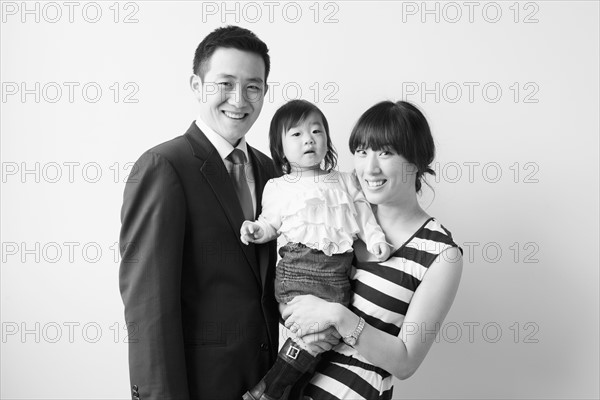 Portrait of young parents with baby girl (12-17 months).
Photo : Jessica Peterson