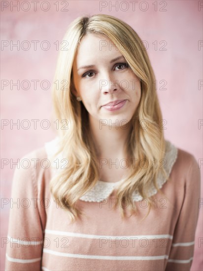 Portrait of young smiling woman, studio shot. 
Photo : Jessica Peterson