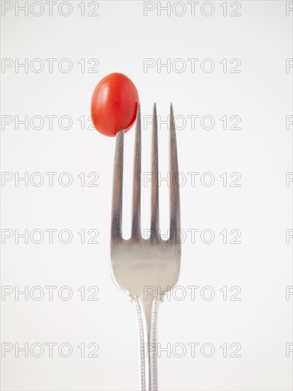 Goji berry on fork, studio shot. 
Photo : Jessica Peterson