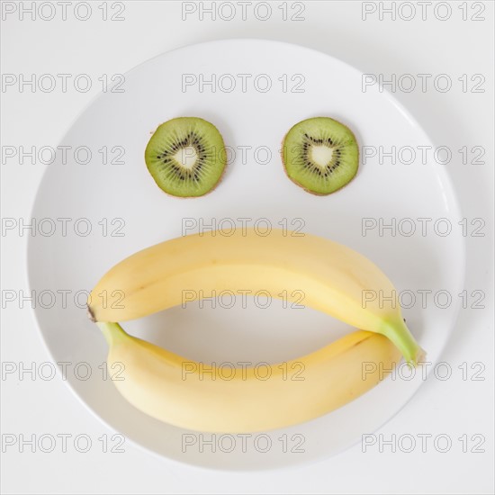 Fruit face on plate, studio shot. 
Photo : Jessica Peterson