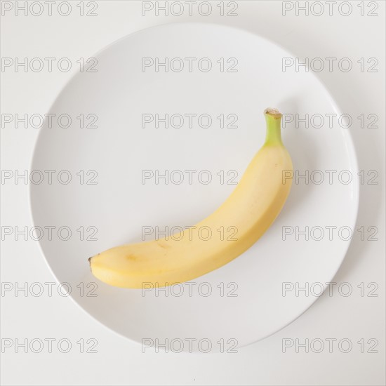 Banana on plate, studio shot. 
Photo : Jessica Peterson