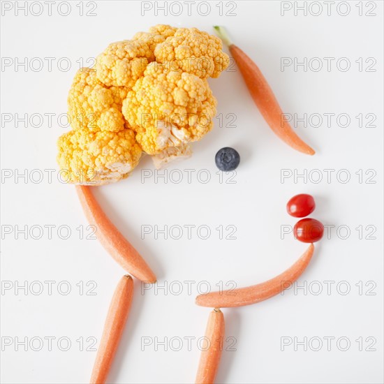 Human head made out of fruits and vegetables, studio shot. 
Photo : Jessica Peterson