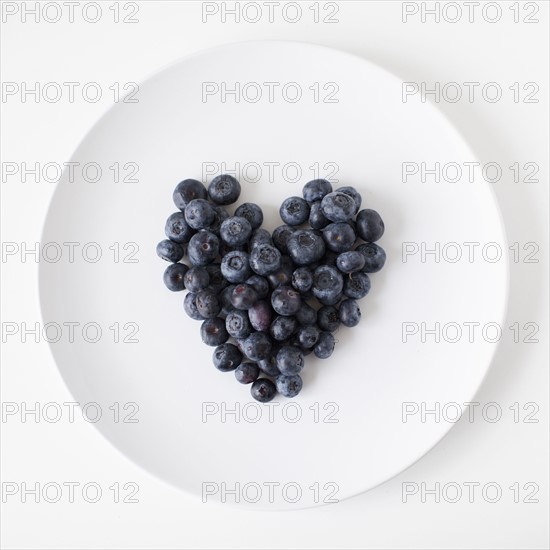 Blueberry heart on plate, studio shot. 
Photo : Jessica Peterson