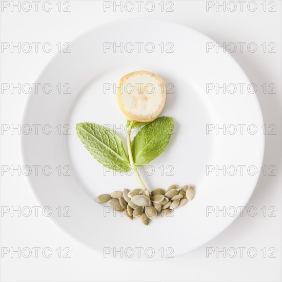 Flower on plate made out of food, studio shot. 
Photo : Jessica Peterson