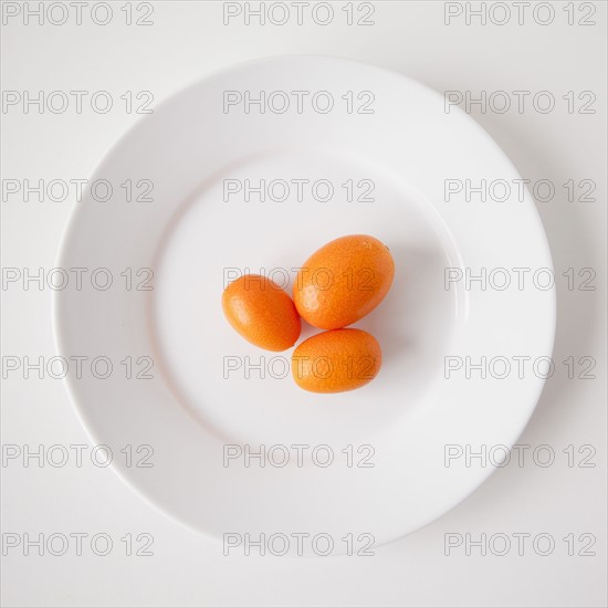 Three fruit on plate, studio shot. 
Photo : Jessica Peterson