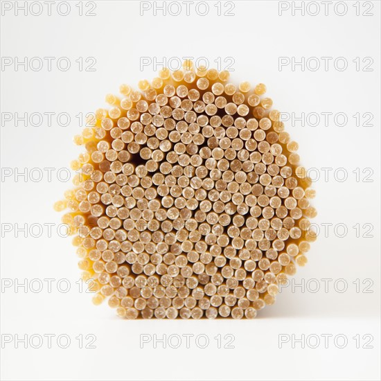 Bunch of dried spaghetti, close-up. 
Photo : Jessica Peterson