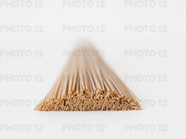 Bunch of dried spaghetti, close-up. 
Photo : Jessica Peterson