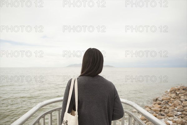 USA, Utah, Salt Lake City, Young woman looking at view. 
Photo : Jessica Peterson