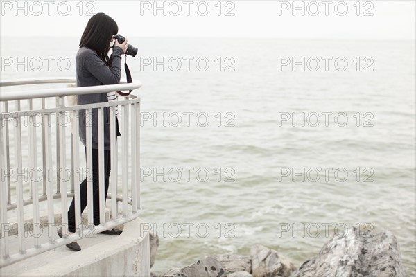 Young woman taking photos. 
Photo : Jessica Peterson