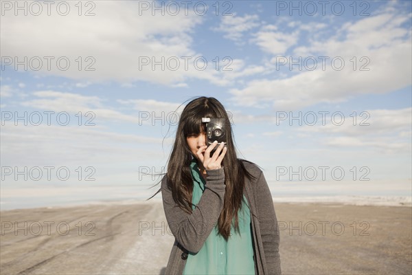 USA, Utah, Salt Lake City, Young woman taking photos. 
Photo: Jessica Peterson