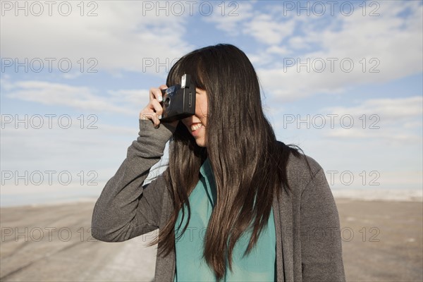 USA, Utah, Salt Lake City, Young woman taking photos. 
Photo : Jessica Peterson