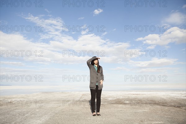 USA, Utah, Salt Lake City, Young woman standing on desert and looking away. 
Photo : Jessica Peterson