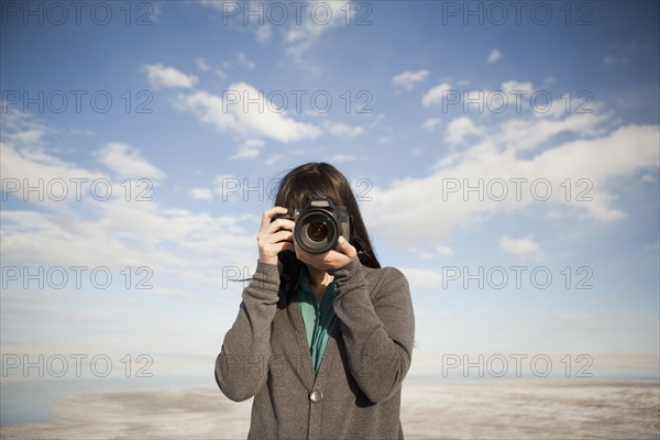 USA, Utah, Salt Lake City, Young woman taking photos. 
Photo : Jessica Peterson