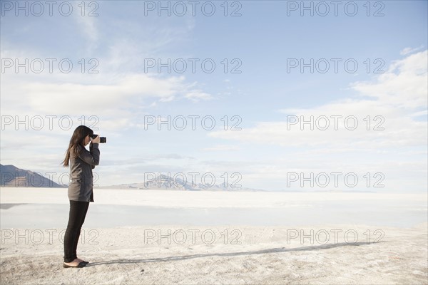 USA, Utah, Salt Lake City, Young woman taking photos. 
Photo : Jessica Peterson