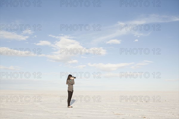 USA, Utah, Salt Lake City, Young woman taking photos. 
Photo : Jessica Peterson