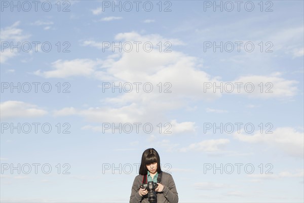 Young woman taking photos. 
Photo : Jessica Peterson