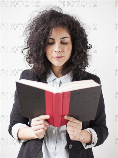 Young woman r reading book. 
Photo : Jessica Peterson