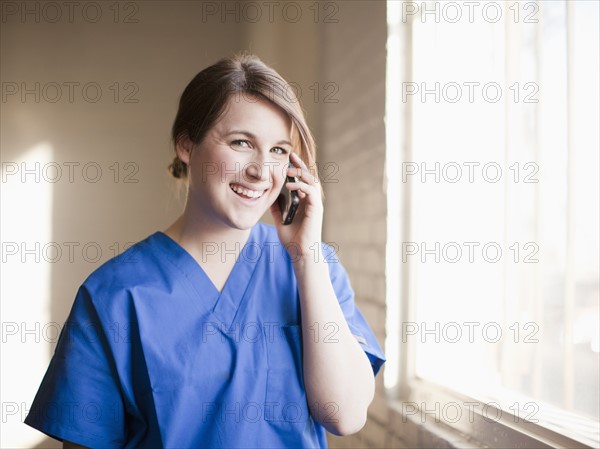 Young woman using mobile phone. 
Photo : Jessica Peterson