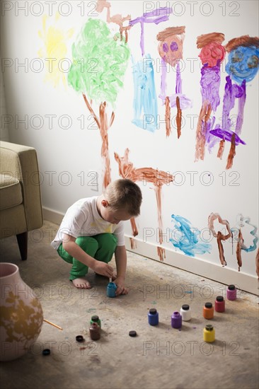 Toddler boy (2-3) painting on wall. 
Photo : Jessica Peterson