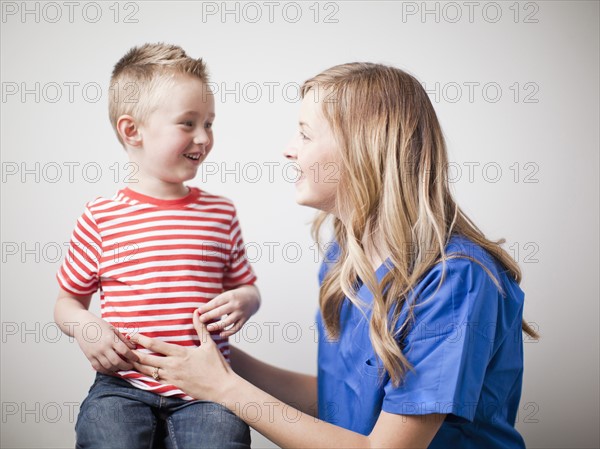 Mother talking to toddler boy (2-3) . 
Photo : Jessica Peterson