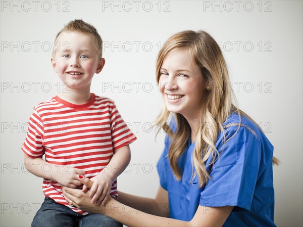 Mother talking to toddler boy (2-3) .
Photo : Jessica Peterson