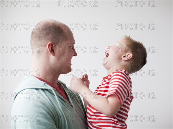 Father and toddler boy (2-3) embracing. 
Photo : Jessica Peterson