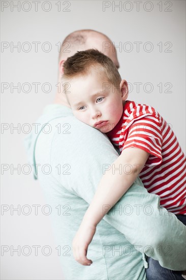 Father and toddler boy (2-3) embracing. 
Photo : Jessica Peterson