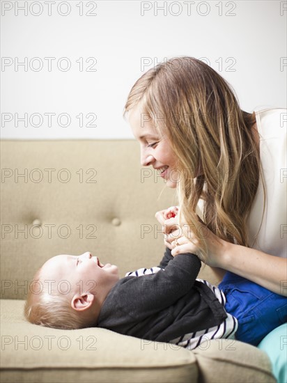 Mother embracing baby boy (12-17 months) .
Photo : Jessica Peterson