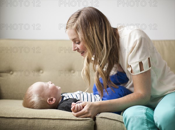 Mother embracing baby boy (12-17 months) . 
Photo : Jessica Peterson