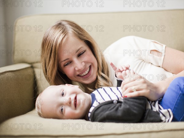 Mother embracing baby boy (12-17 months) .
Photo : Jessica Peterson