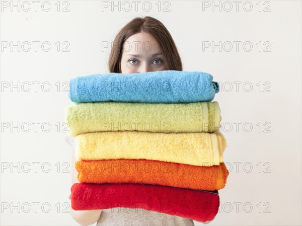 Young woman holding stack of towels.
Photo : Jessica Peterson