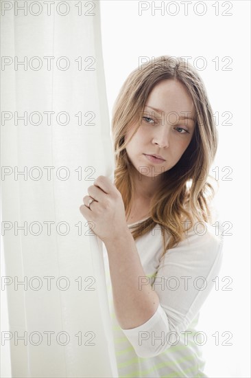 Portrait of contemplative young woman. 
Photo : Jessica Peterson