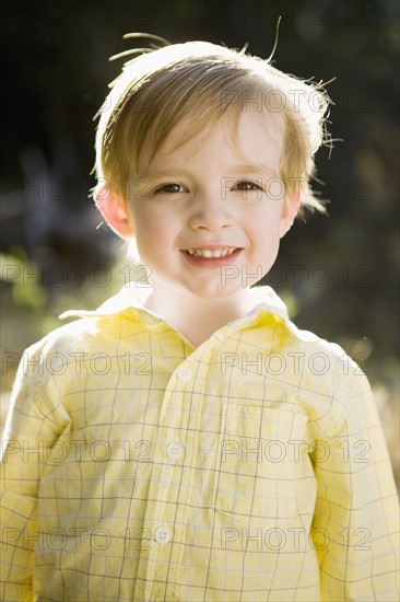 Outdoor portrait of happy young boy (6-7) . 
Photo : Jessica Peterson