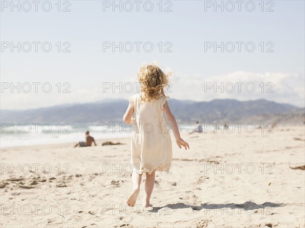 USA, California, Los Angeles, Happy young girl (4-5) running on beach.
Photo : Jessica Peterson