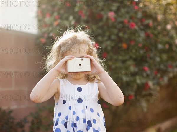 Young girl (4-5) using photographic camera. 
Photo : Jessica Peterson