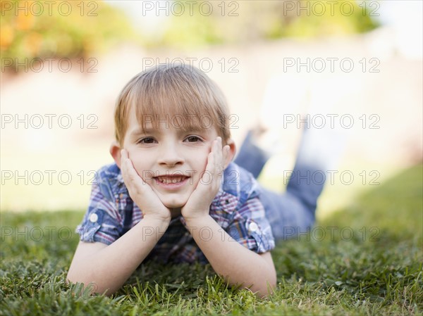 Outdoor portrait of happy young boy (6-7) . 
Photo : Jessica Peterson