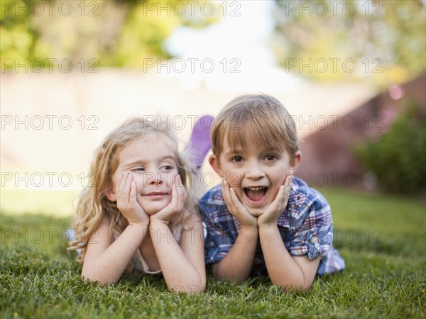 Outdoor portrait of girl (4-5) and boy (6-7) . 
Photo : Jessica Peterson