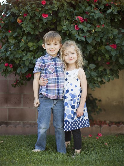 Outdoor portrait of girl (4-5) and boy (6-7) . 
Photo : Jessica Peterson