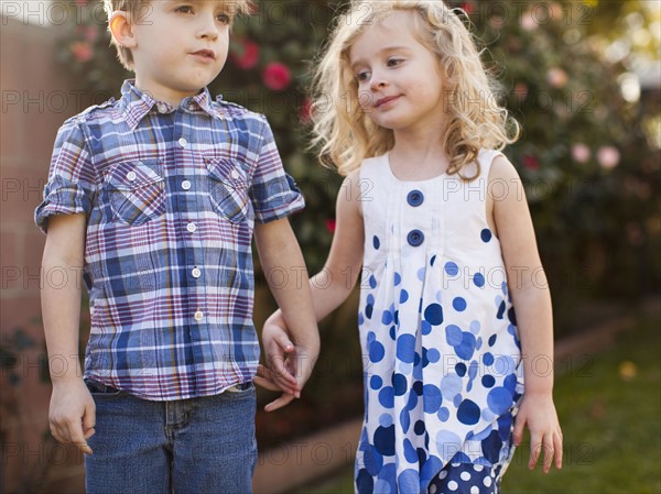 Outdoor portrait of girl (4-5) and boy (6-7) . 
Photo : Jessica Peterson