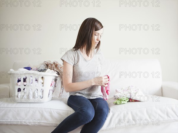 Young woman doing laundry. 
Photo : Jessica Peterson