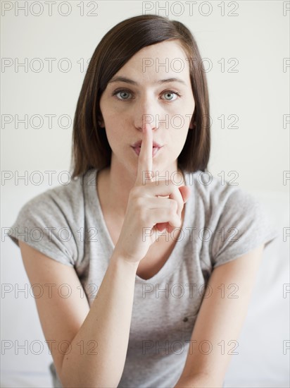 Portrait of secretive young woman . 
Photo : Jessica Peterson