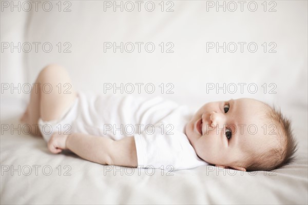 Portrait of baby boy (2-5 months) . 
Photo : Jessica Peterson